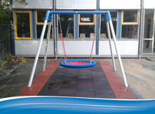 Metalen nestschommel Brinkschool Haren