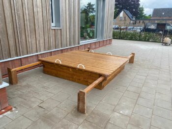 Zandbak met schuifdelselZandbak met schuifdelsel