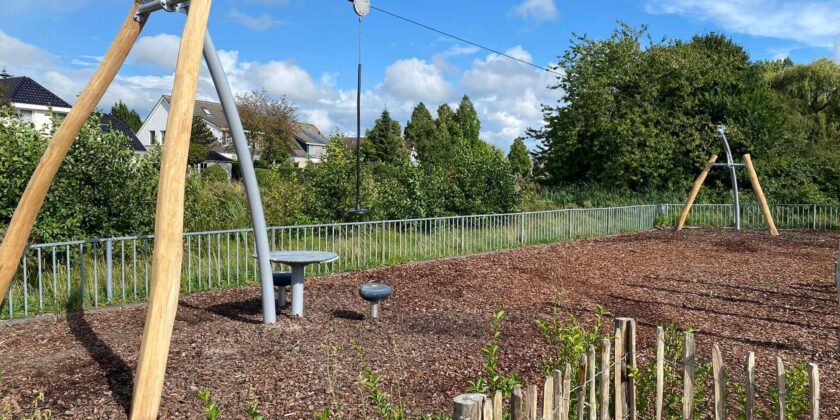 houten speeltoestellen schoolplein
