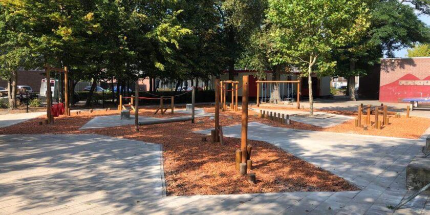 houten speeltoestellen schoolplein
