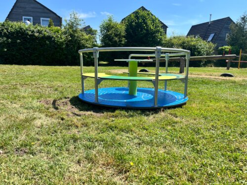 Draaimolen met bank