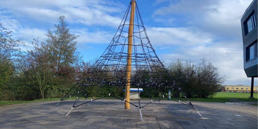 groen schoolplein klimpiramide