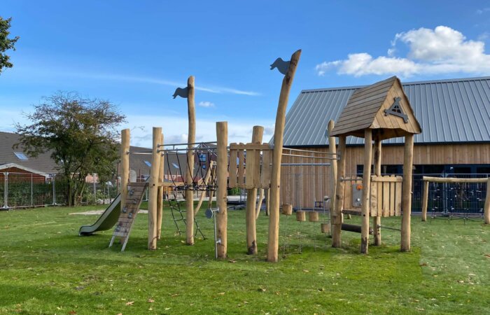 groen schoolplein speelhuis