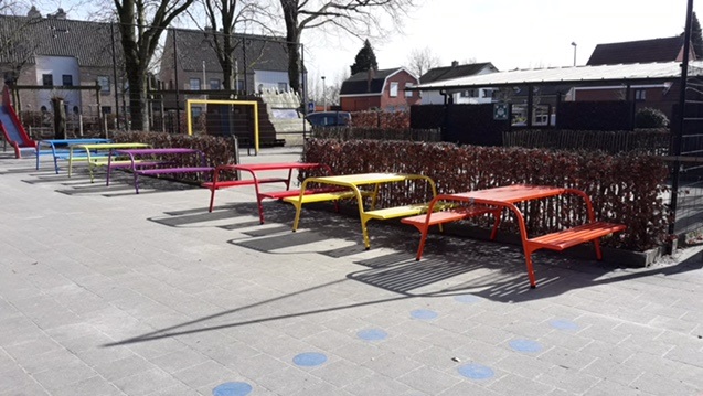 Metalen picknickbank