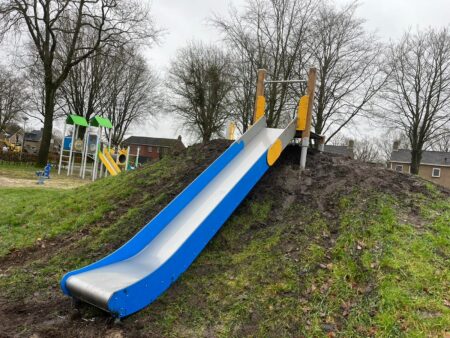 Heuvelglijbaan met startplateau Heuvelglijbaan met startplateau