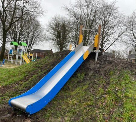 Heuvelglijbaan met startplateau