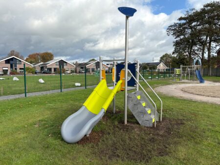 Manchester RVS speeltoestel (2) Manchester RVS speeltoestel (2)