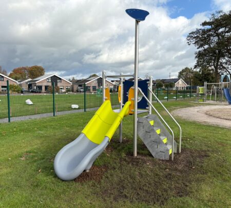 Manchester RVS speeltoestel (2) Manchester RVS speeltoestel (2)