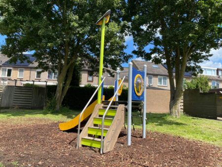 Manchester-metalen-speeltoestel-2.jpg Manchester-metalen-speeltoestel-2.jpg