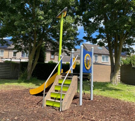 Manchester-metalen-speeltoestel-2.jpg Manchester-metalen-speeltoestel-2.jpg