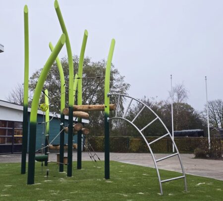 Metalen speeltoestel Ezinge (9) Metalen speeltoestel Ezinge (9)