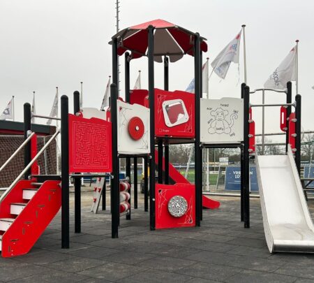 Metalen speeltoestel Portland (3) Metalen speeltoestel Portland (3)