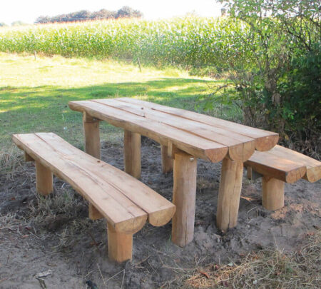 P550-Robinia-tafel-met-twee-banken.jpg