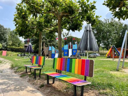 Regenboog-bankjes.jpg