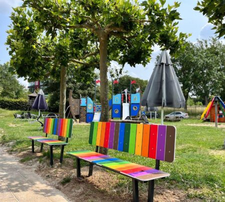 Regenboog-bankjes.jpg Regenboog-bankjes.jpg