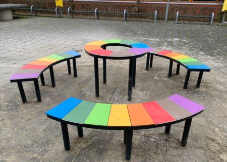 Regenboogbanken-en-tafel.jpg