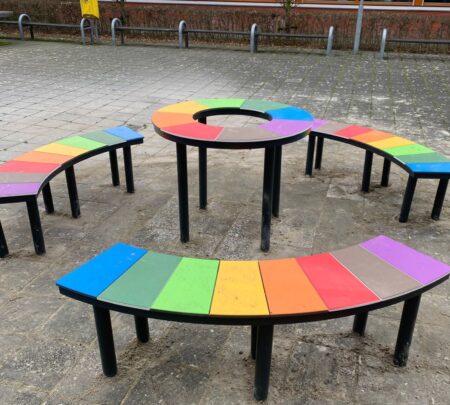 Regenboogbanken-en-tafel.jpg Regenboogbanken-en-tafel.jpg