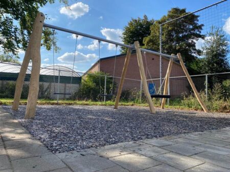 Robinia-duo-schommel-1.jpg Robinia-duo-schommel-1.jpg