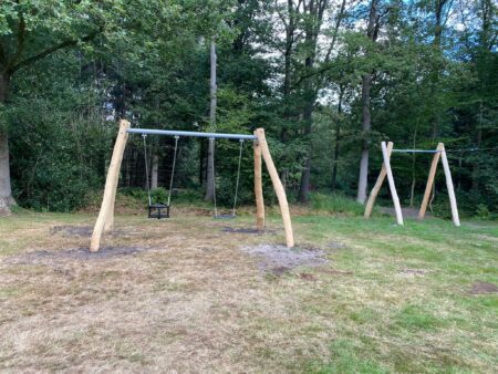 Robinia-duo-schommel.jpg Robinia-duo-schommel.jpg