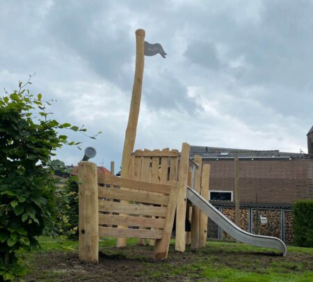 Robinia-speelboot-Elmer-3.jpg Robinia-speelboot-Elmer-3.jpg