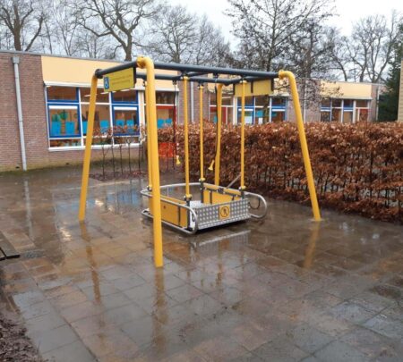 Rolstoelschommel-2.jpg Rolstoelschommel-2.jpg