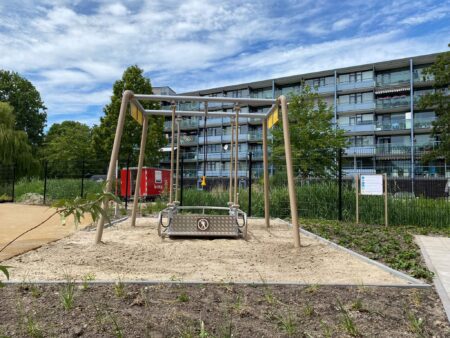 Rolstoelschommel-in-aangepaste-kleuren.jpg Rolstoelschommel-in-aangepaste-kleuren.jpg