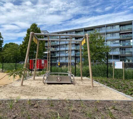 Rolstoelschommel-in-aangepaste-kleuren.jpg Rolstoelschommel-in-aangepaste-kleuren.jpg