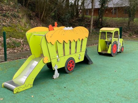 Tractor-met-kar.jpeg Tractor-met-kar.jpeg