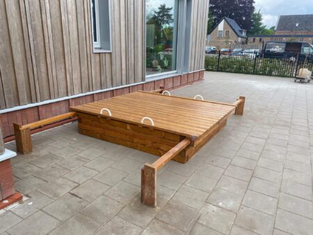 Zandbak-met-schuifdelsel.jpg Zandbak-met-schuifdelsel.jpg