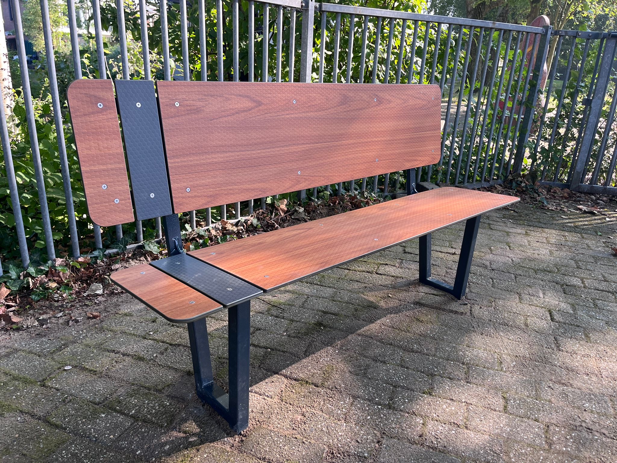 Zitbank met rugleuning (1) Zitbank met rugleuning (1)