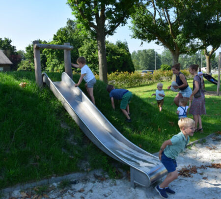 Heuvelglijbaan met platform (2) Heuvelglijbaan met platform (2)