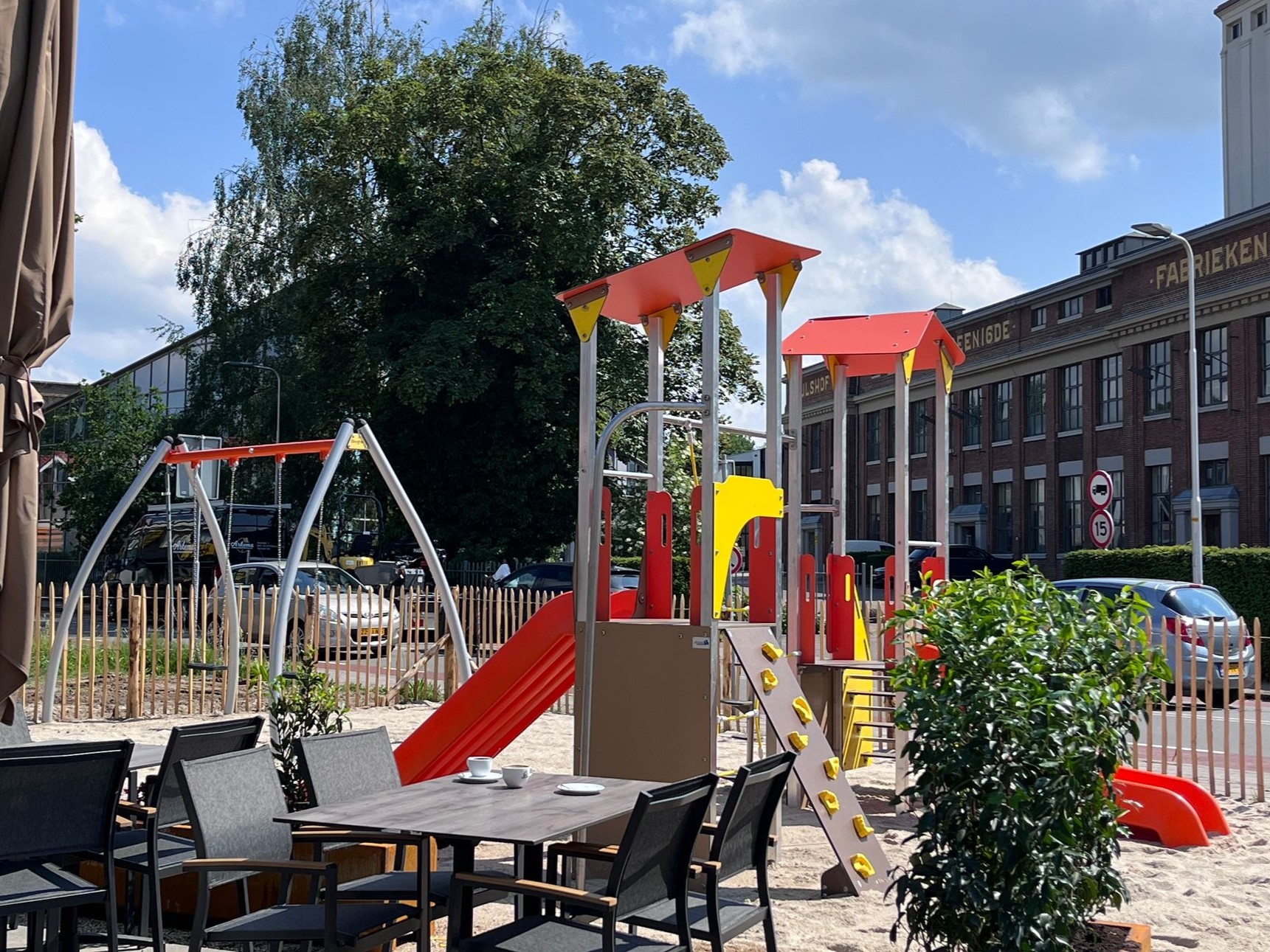 Terras met speelplaats