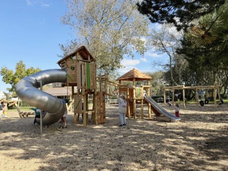 Robinia Ridderburcht met spiraalglijbaan Robinia Ridderburcht met spiraalglijbaan