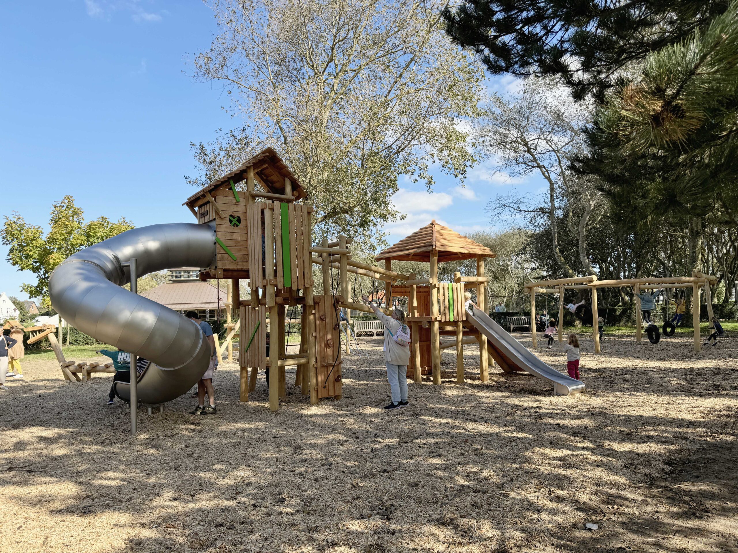 Robinia Ridderburcht met spiraalglijbaan Robinia Ridderburcht met spiraalglijbaan