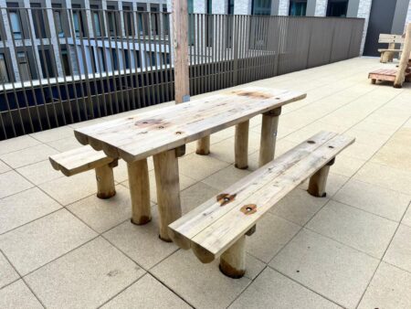 Tafel met twee banken