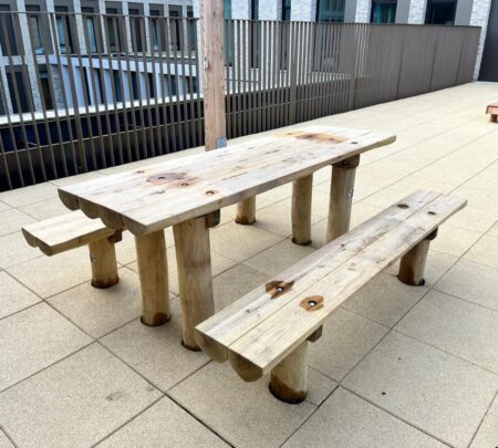 Tafel met twee banken