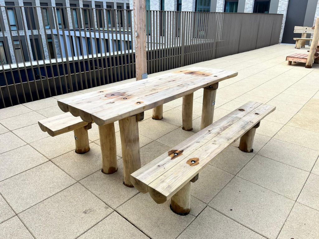 Tafel met twee banken