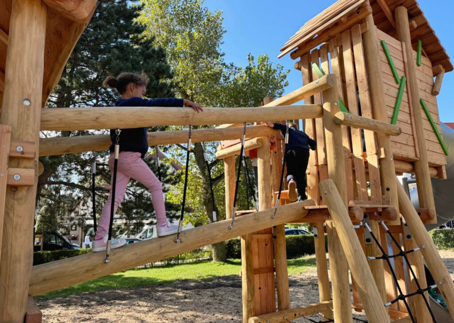 Robinia Maxi-Ridderburcht met kokerglijbaan Robinia Maxi-Ridderburcht met kokerglijbaan