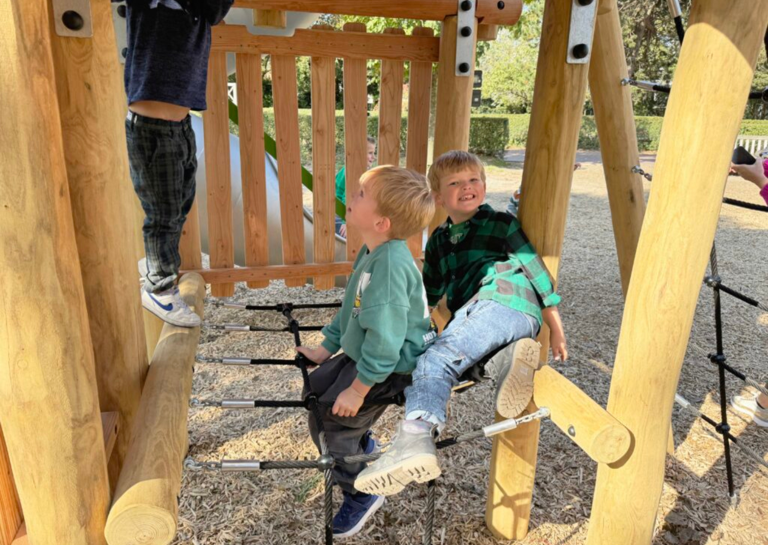 Robinia Maxi-Ridderburcht met kokerglijbaan Robinia Maxi-Ridderburcht met kokerglijbaan