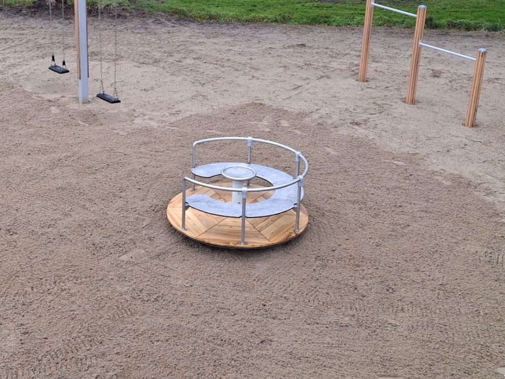 Robinia draaimolen met bank