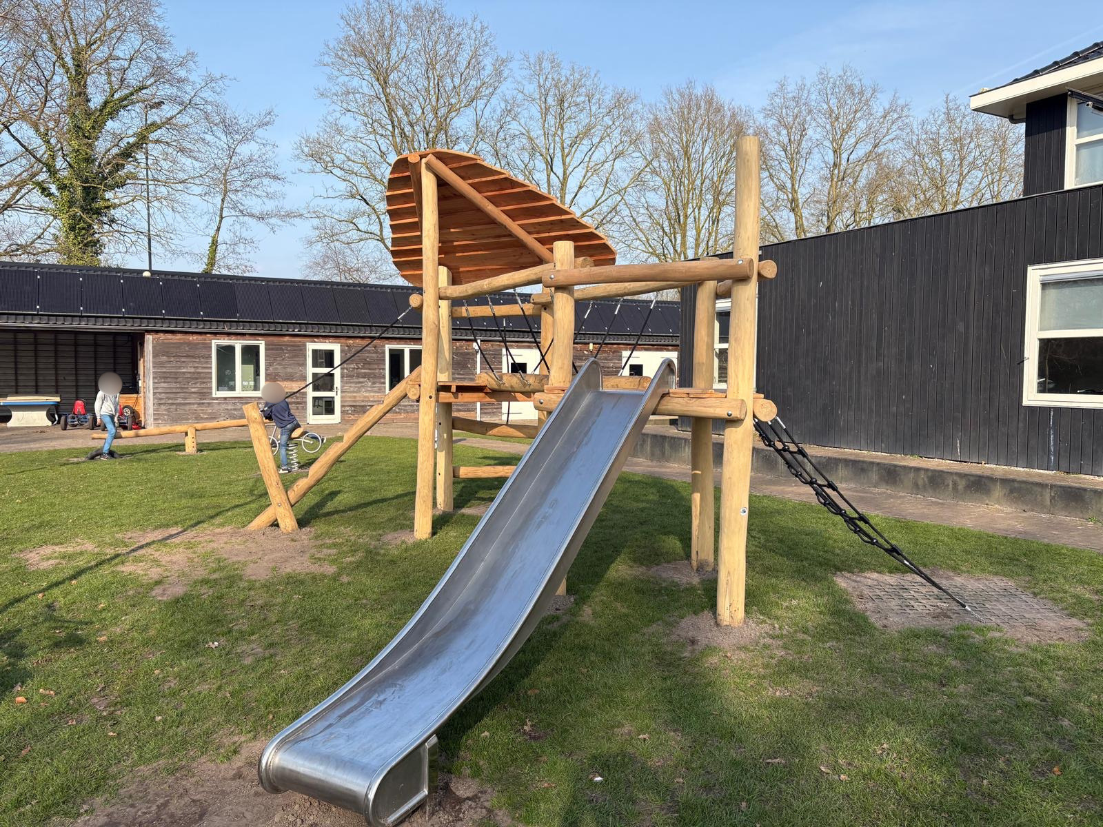 Robinia keverbrugje met glijbaan